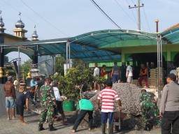 Anggota Koramil 0816/11 Tarik Bersama Warga Desa Segodobancang Melaksanakan Gotong Royong Bangun Masjid