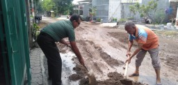 Babinsa Bersama Warga Gotong Royong Timbun Jalan Berlubang