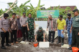 DANDIM 0816 SIDOARJO HADIR PADA PELETAKAN BATU PERTAMA PEMBANGUNAN MUSHOLLA AR RAHMAN KORAMIL 0816/04 PORONG