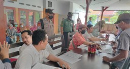 Babinsa Desa Ketapang Sertu Sunarto Melaksanakan Giat Pendampingan Penyaluran Dana BLT