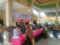 Bantu Kelancaran dan Keamanan, Babinsa Ramil 0816/13 Wonoayu Dampingi Penyaluran Dana BLT