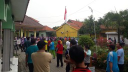 Babinsa Desa Keboharan Kecamatan Krian Kabupaten Sidoarjo ikut dalam Senam Kesegaran Jasmani (SKJ) Bersama.