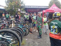 Serma Sukardi Babinsa Koramil 0816/05 Monitoring Pengamanan Gowes sidoarjo Dengan Tema ANNI VERSARI KPXI SIDOARJO