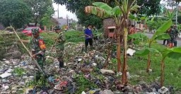 Budaya Gotong Royong Anggota Koramil 0816/06 Tanggulangin Sedang Bersihkan Aliran Sungai