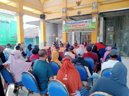 Pastikan Berjalan Lancar , Babinsa Ramil 0816/13 Wonoayu Dampingi Penyaluran BLT Dana Desa