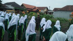 Tanamkan Disiplin, Peltu Lukman Nur Hakim & Koptu Ikwan Babinsa Koramil 0816/05 Latih PBB Serta Bela Negara Kepada Siswa - Siswi SMP