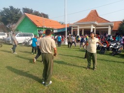 Jalin Sinergitas, Babinsa Koramil 12/ Prambon senam bersama dengan masyarakat
