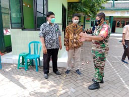 Babinsa Koramil 0816/11 Tarik Serka Adi Prayitno Laksanakan Giat Komsos Sebagai Bentuk Silaturahmi