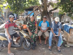 Babinsa Koramil 12/Prambon wujudkan kemanunggalan TNI dengan Rakyat dan ciptakan kebersamaan