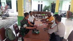 Babinsa Serma Nur Kasan laksanakan komsos dengan perangkat Desa Keboharan Kecamatan Krian.