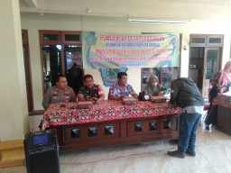 Beri Rasa Aman, Babinsa Sukodono Dampingi Penyaluran BLT DD