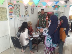 Wujudkan Balita Sehat, Babinsa Koramil 0816/13 Dampingi Petugas Berikan Layanan Posyandu