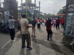 Anggota Koramil 0816/10 Balongbendo melaksanakan olahraga bersama dengan Instansi se-Kecamatan Balongbendo