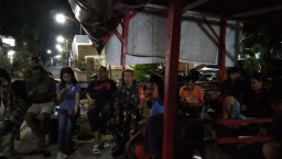 Babinsa Ramil 0816/13 Bersama Warga "Nonton Bareng" Piala Dunia