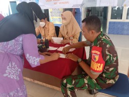 Babinsa Koramil 0816/13 Wonoayu Melakukan Pendampingan Pembagian BLT-DD