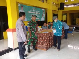 Serma Sukardi Babinsa Koramil 0816/05 Pemantauan Pembagian BLT-DD