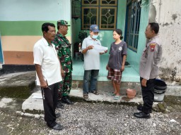 Sertu Dampar Haryono dampingi Pemdes Temu melaksanakan validasi data penerima BLT DD