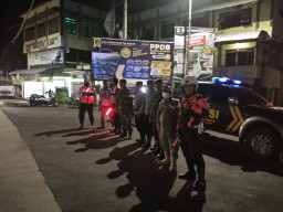 Pengamanan Malam Tahun Baru, Anggota Koramil 0816/05 Berikan Rasa Aman Kepada Masyarakat Binaan