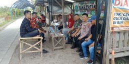 Sinergitas Danramil 0816/05 Bersama Kapolsek Tulangan Lakukan Giat Komsos Dengan Kepala Desa