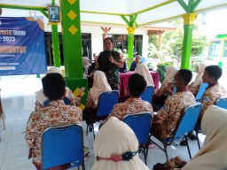 Babinsa Koramil 0816/07 dan Bhabinkamtibmas Sosialisasikan Bahaya Bullying ke Siswa-Siswi SMP dan SMA