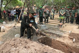 Penuh Rasa Haru, Saat Dandim 0816/Sidoarjo Pimpin Pemakaman Perwira Terbaik TNI AD  