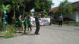 BABINSA KORAMIL 0816/05 PANTAU AKSI UNJUK RASA DI BALAI DESA GRINTING