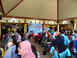 Babinsa Koramil 05/Tulangan Dampingi Penyerahan Sertifikat Tanah Program PTSL