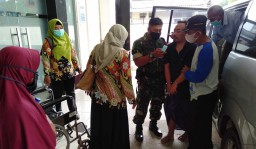Serma Syaipul Anang Babinsa Koramil 0816/06 Tanggulangin Lakukan Pengawalan ODGJ Untuk Perawatan