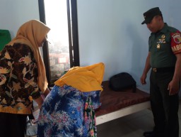 Cegah Stunting, Babinsa Prambon Dampingi Posyandu Balita