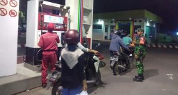 Anggota Babinsa Koramil 0816/06 Tanggulangin Serda Wahyu Melaksanakan Patroli Malam Di Lokasi SPBU