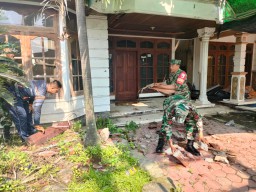 Anggota Koramil 0816/06 Tanggulangin Melaksanakan Karya Bhakti Pasca Angin Puting Beliung