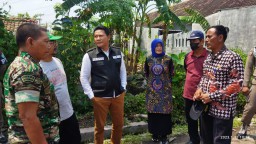 Danramil 0816/07 Krembung Dampingi Wabup Sidoarjo Tinjau Wilayah Desa Yang Terdampak Angin Puting Beliung di Wilayah Kec. Krembung