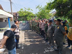 Danramil 0816/01 Sidoarjo pimpin karya bakti dan cek kesehatan pasca hujan disertai angin