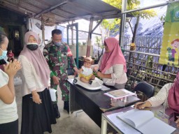 Wujudkan Masyarakat Sehat, Serka Henki Hendra Ramil 0816/13 Dampingi Bidan Desa Laksanakan Giat Posyandu.