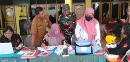 Babinsa Koramil/05 Tulangan Dampingi Kegiatan Posyandu Balita di Balai Desa Kebaron