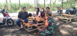 Babinsa Komsos Bersama Warga Pedagang Kaki Lima Wilayah Binaan