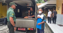 Anggota Babinsa Koramil 0816/06 Tanggulangin Bantu Penanganan Warga ODGJ