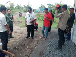 BABINSA KORAMIL 0816/12 PRAMBON BERSAMA PERANGKAT DESA BULANG LAKSANAKAN PEMBANGUNAN TANGGUL