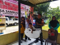 Babinsa Koramil 0816/15 Sukodono Dampingi Kegiatan Posyandu Balita di Desa Sambungrejo