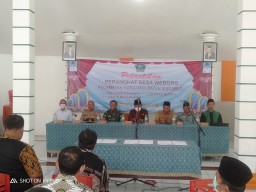 DANRAMIL 0816/16 WARU HADIRI PELANTIKAN DAN PENGAMBILAN SUMPAH PERANGKAT DESA WEDORO KEC WARU