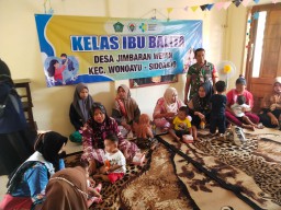 Wujud Kepedulian, Babinsa Ramil 0816/13 Dampingi Giat Posyandu Polindes Desa Jimbaran Wetan.