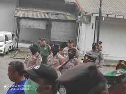 PERSONIL KORAMIL 0816/16 WARU MELAKSANAKAN PENGAMANAN AKSI UNJUK RASA BURUH DI DESA BERBEK KEC WARU