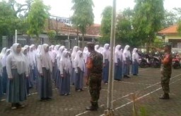 Babinsa Koramil 0816/11 Masuk Sekolahan Berikan Materi Peraturan Baris Berbaris dan Wawasan Kebangsaan