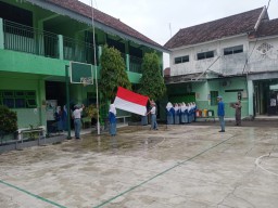 Danramil 0816/12 Prambon pimpin upacara Bendera di SMK Ma'arif NU Prambon