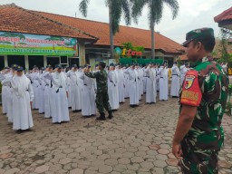 Babinsa Koramil 0816/06 Tanggulangin Berikan Materi Wawasan Kebangsaan Dan Bela Negara Di SMPN 1 Kalisampurno
