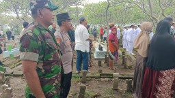 Wujud Kepedulian Babinsa Hadiri Pemakaman Warga Binaannya