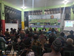 BABINSA KORAMIL 0816/16 WARU SERTU SODIQ MENGIKUTI SOSIALISASI PERATURAN BUPATI SIDOARJO NO 116 TAHUN 2022 DI DESA BERBEK KEC WARU