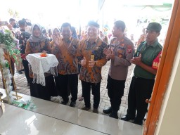 Babinsa Koramil 0816/11 Tarik Sertu Adi Prayitno Menghadiri Kegiatan Peresmian dan Pembukaan Gedung DAPM Wijaya Mandiri Tarik