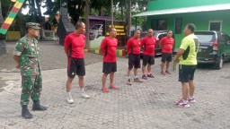 UNTUK MENJAGA KESEHATAN DAN KEBUGARAN KORAMIL 0816/16 WARU MENGADAKAN OLAHRAGA RUTIN.