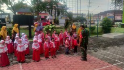 Pentingnya Pembelajaran Usia Dini Siswa-siswi PAUD Darma Wanita Berkunjung ke Koramil 0816/11 Tarik